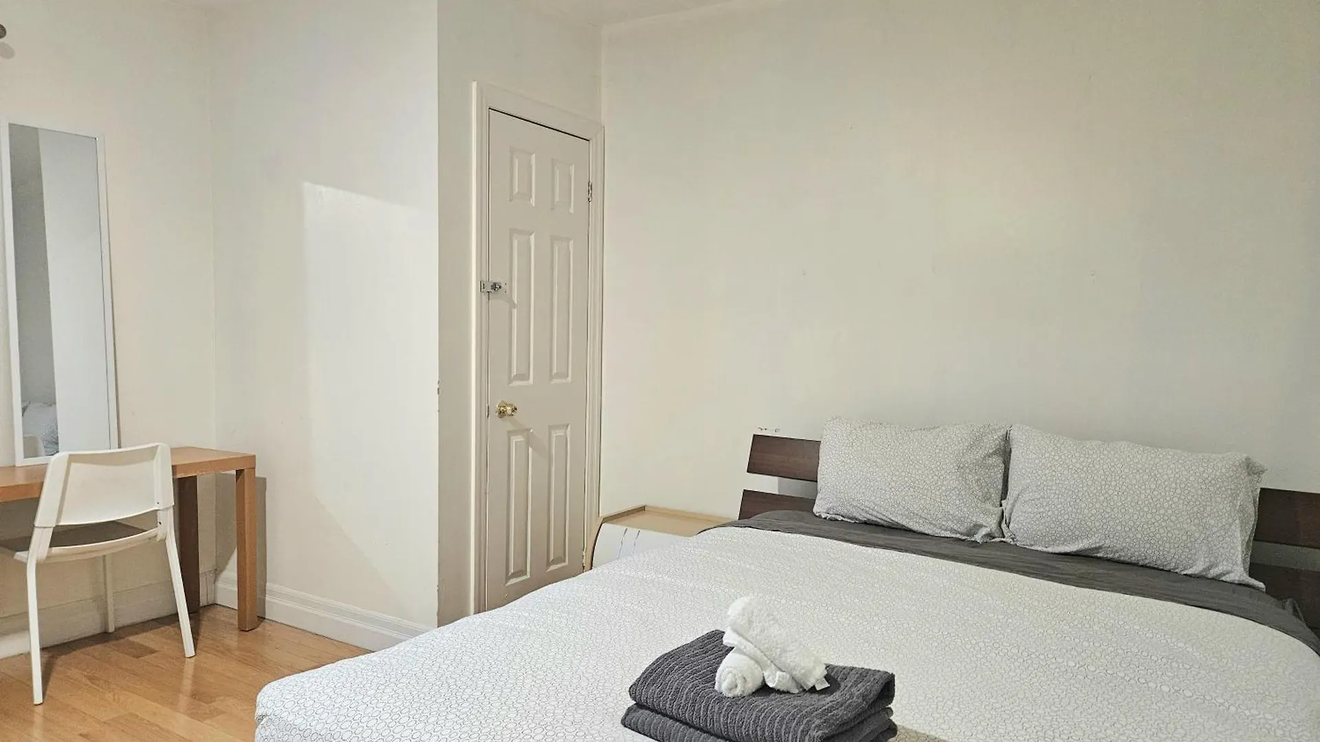 Central Downtown Toronto - Trinity Bellwood Park Apartman
