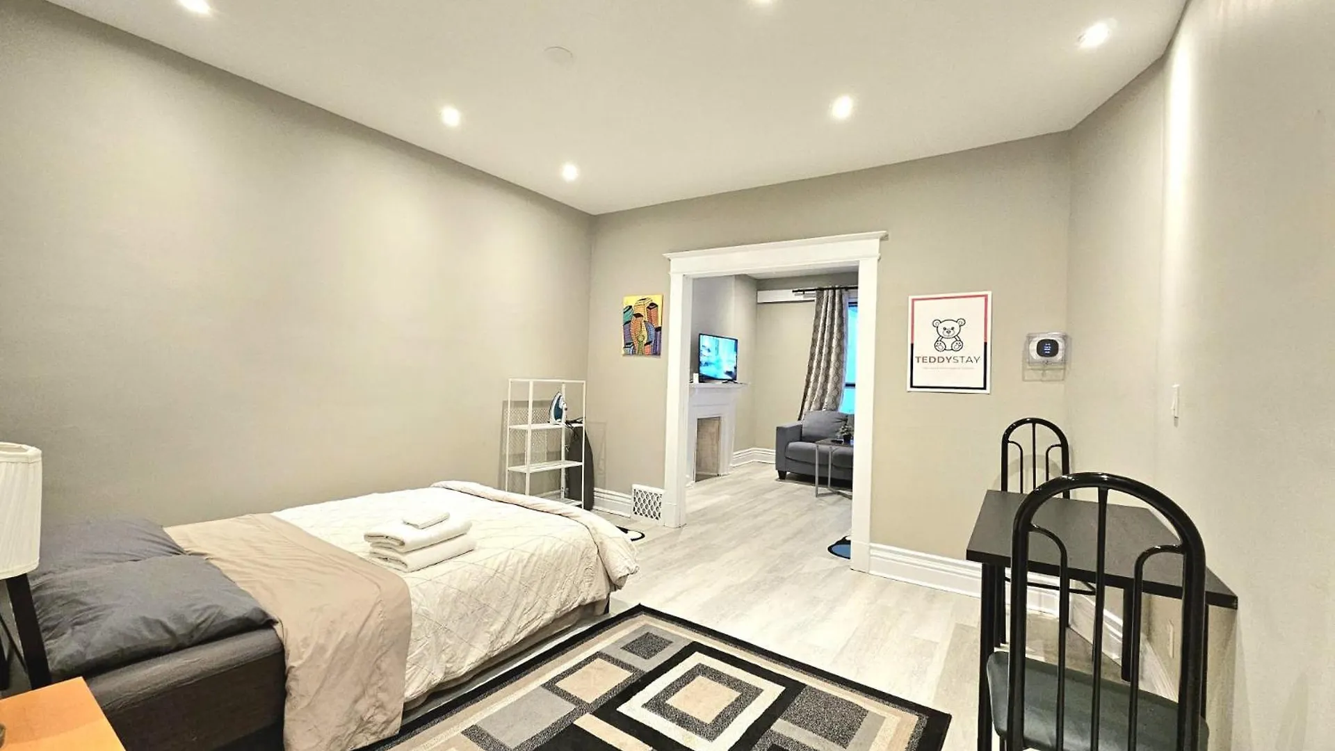 Central Downtown Toronto - Trinity Bellwood Park Апартаменты